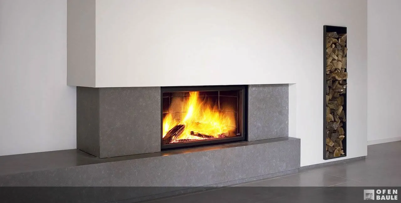 Horizontal-Kamin 105 mit grauem Sockel