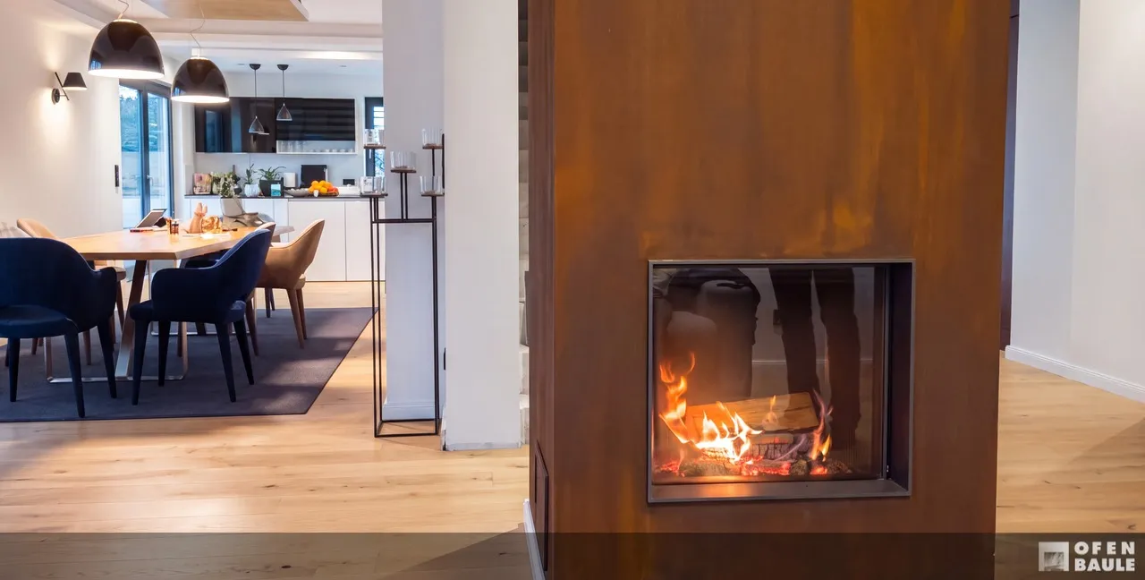 Kamin in raumhoher Cortenstahl-Wand