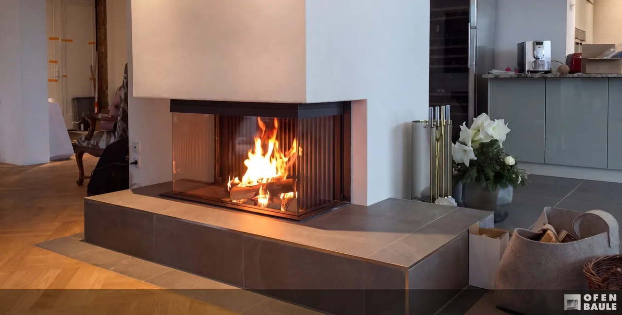 Panorama-Kamin mit Steinbank