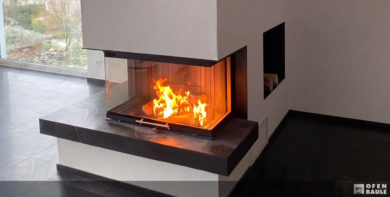Panorama-Kamin mit schwarzer Bodenplatte
