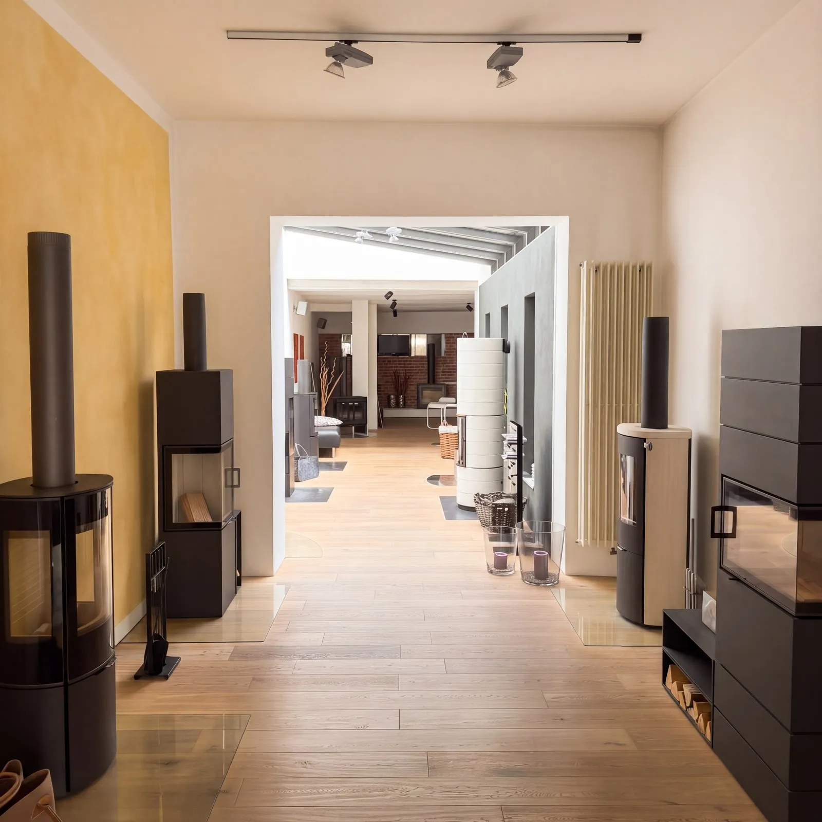 Durchgang von einem Ausstellungsraum in den nächsten, beidseitig Kaminöfen