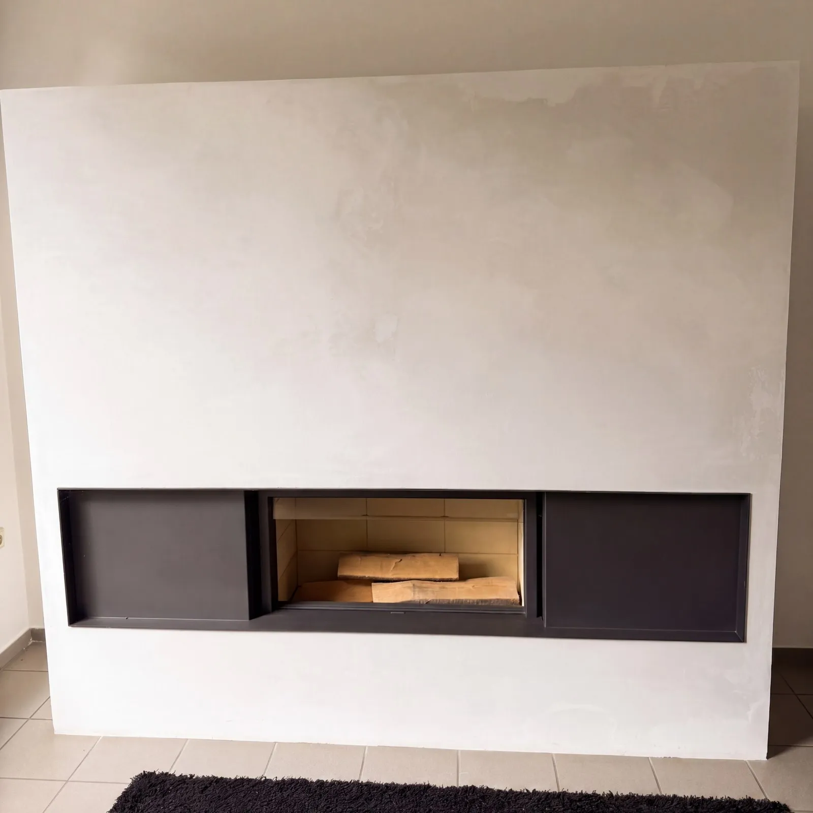 Horizontal-Kamin mit breiter Öffnung in einer weiß verputzten Wand