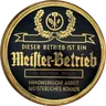 Rundes Schild am Geschäft: „Seit 1860 – Dieser Betrieb ist ein Meister-Betrieb – Handwerkliche Arbeit, meisterliches Können“